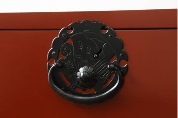 中古　美品　落ち着いた色合いの朱塗りが魅力的な米沢箪笥(衣装箪笥、和タンス、収納たんす、民芸箪笥、チェスト、引き出し)(R-069733)