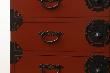 中古　美品　落ち着いた色合いの朱塗りが魅力的な米沢箪笥(衣装箪笥、和タンス、収納たんす、民芸箪笥、チェスト、引き出し)(R-069733)