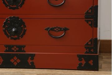 中古　美品　落ち着いた色合いの朱塗りが魅力的な米沢箪笥(衣装箪笥、和タンス、収納たんす、民芸箪笥、チェスト、引き出し)(R-069733)