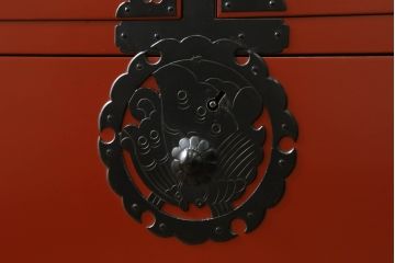 中古　美品　落ち着いた色合いの朱塗りが魅力的な米沢箪笥(衣装箪笥、和タンス、収納たんす、民芸箪笥、チェスト、引き出し)(R-069733)