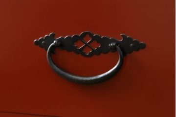 中古　美品　落ち着いた色合いの朱塗りが魅力的な米沢箪笥(衣装箪笥、和タンス、収納たんす、民芸箪笥、チェスト、引き出し)(R-069733)