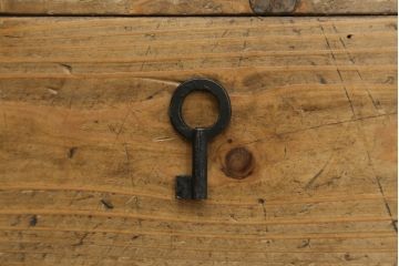 中古　美品　落ち着いた色合いの朱塗りが魅力的な米沢箪笥(衣装箪笥、和タンス、収納たんす、民芸箪笥、チェスト、引き出し)(R-069733)