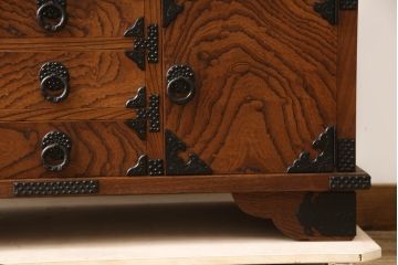 中古　美品　岩谷堂箪笥　力強い杢目とあられ金具が上質な和を演出する飾り棚(茶棚、収納棚、戸棚、違い棚)(R-069734)