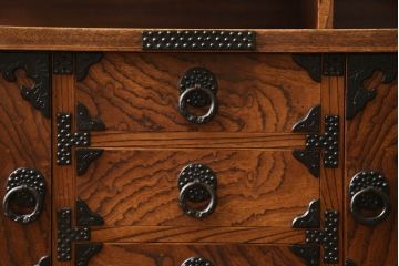 中古　美品　岩谷堂箪笥　力強い杢目とあられ金具が上質な和を演出する飾り棚(茶棚、収納棚、戸棚、違い棚)(R-069734)