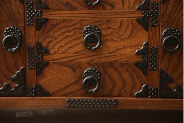 中古　美品　岩谷堂箪笥　力強い杢目とあられ金具が上質な和を演出する飾り棚(茶棚、収納棚、戸棚、違い棚)(R-069734)