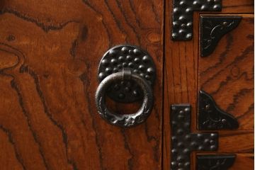 中古　美品　岩谷堂箪笥　力強い杢目とあられ金具が上質な和を演出する飾り棚(茶棚、収納棚、戸棚、違い棚)(R-069734)