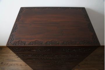 中古　美品　軽井沢彫り　桜の彫刻が優美な印象の奥行たっぷりのチェスト(和箪笥、衣装タンス、収納たんす、引き出し)(R-069736)