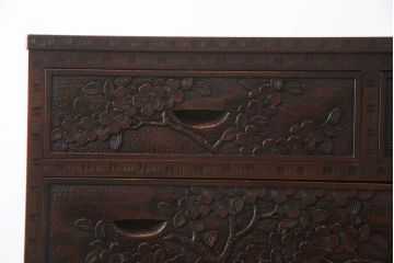 中古　美品　軽井沢彫り　桜の彫刻が優美な印象の奥行たっぷりのチェスト(和箪笥、衣装タンス、収納たんす、引き出し)(R-069736)