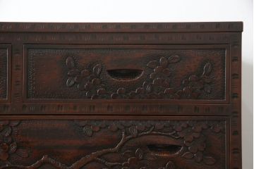 中古　美品　軽井沢彫り　桜の彫刻が優美な印象の奥行たっぷりのチェスト(和箪笥、衣装タンス、収納たんす、引き出し)(R-069736)
