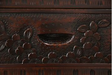 中古　美品　軽井沢彫り　桜の彫刻が優美な印象の奥行たっぷりのチェスト(和箪笥、衣装タンス、収納たんす、引き出し)(R-069736)