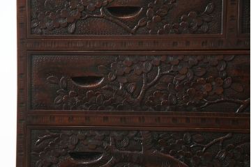 中古　美品　軽井沢彫り　桜の彫刻が優美な印象の奥行たっぷりのチェスト(和箪笥、衣装タンス、収納たんす、引き出し)(R-069736)