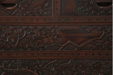 中古　美品　軽井沢彫り　桜の彫刻が優美な印象の奥行たっぷりのチェスト(和箪笥、衣装タンス、収納たんす、引き出し)(R-069736)
