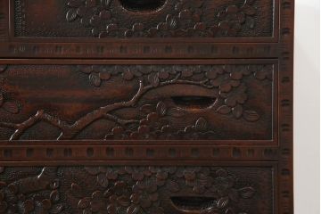 中古　美品　軽井沢彫り　桜の彫刻が優美な印象の奥行たっぷりのチェスト(和箪笥、衣装タンス、収納たんす、引き出し)(R-069736)