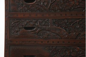 中古　美品　軽井沢彫り　桜の彫刻が優美な印象の奥行たっぷりのチェスト(和箪笥、衣装タンス、収納たんす、引き出し)(R-069736)