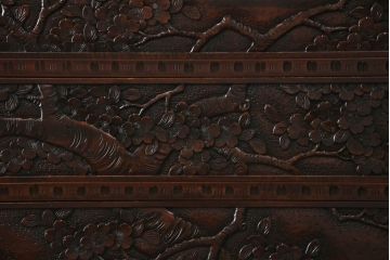 中古　美品　軽井沢彫り　桜の彫刻が優美な印象の奥行たっぷりのチェスト(和箪笥、衣装タンス、収納たんす、引き出し)(R-069736)