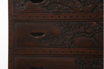 中古　美品　軽井沢彫り　桜の彫刻が優美な印象の奥行たっぷりのチェスト(和箪笥、衣装タンス、収納たんす、引き出し)(R-069736)