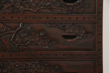 中古　美品　軽井沢彫り　桜の彫刻が優美な印象の奥行たっぷりのチェスト(和箪笥、衣装タンス、収納たんす、引き出し)(R-069736)