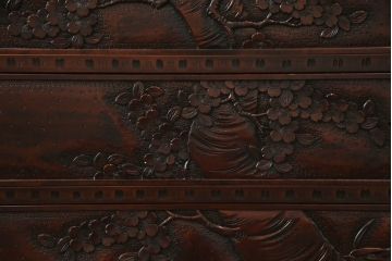 中古　美品　軽井沢彫り　桜の彫刻が優美な印象の奥行たっぷりのチェスト(和箪笥、衣装タンス、収納たんす、引き出し)(R-069736)