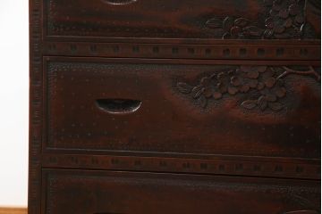 中古　美品　軽井沢彫り　桜の彫刻が優美な印象の奥行たっぷりのチェスト(和箪笥、衣装タンス、収納たんす、引き出し)(R-069736)