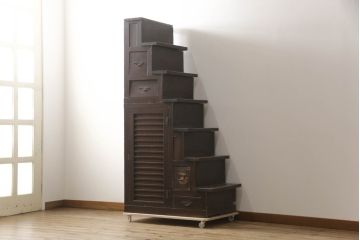 和製アンティーク　希少サイズ　杉(スギ)材と檜(ヒノキ)材　和モダンのお部屋の魅力をぐっと引き上げる幅狭階段箪笥(和箪笥、時代箪笥、収納箪笥、引き出し)(R-069737)