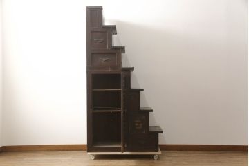 和製アンティーク　希少サイズ　杉(スギ)材と檜(ヒノキ)材　和モダンのお部屋の魅力をぐっと引き上げる幅狭階段箪笥(和箪笥、時代箪笥、収納箪笥、引き出し)(R-069737)