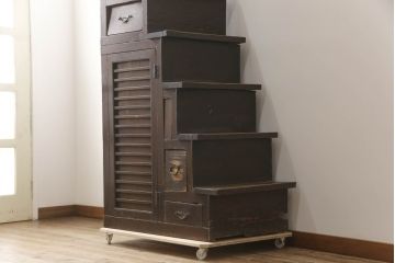 和製アンティーク　希少サイズ　杉(スギ)材と檜(ヒノキ)材　和モダンのお部屋の魅力をぐっと引き上げる幅狭階段箪笥(和箪笥、時代箪笥、収納箪笥、引き出し)(R-069737)