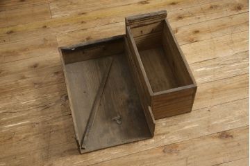 和製アンティーク　希少サイズ　杉(スギ)材と檜(ヒノキ)材　和モダンのお部屋の魅力をぐっと引き上げる幅狭階段箪笥(和箪笥、時代箪笥、収納箪笥、引き出し)(R-069737)