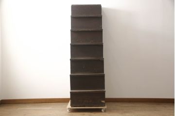 和製アンティーク　希少サイズ　杉(スギ)材と檜(ヒノキ)材　和モダンのお部屋の魅力をぐっと引き上げる幅狭階段箪笥(和箪笥、時代箪笥、収納箪笥、引き出し)(R-069737)