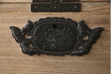 中古　国産　職人手造り　凝った金具が目を引く総桐箪笥(総桐たんす、衣装箪笥、和箪笥、収納箪笥、桐箪笥、引き出し)(R-069738)