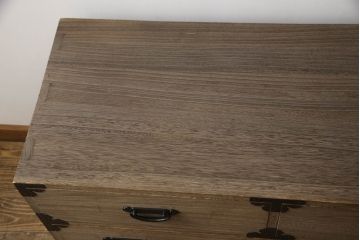 中古　国産　職人手造り　凝った金具が目を引く総桐箪笥ローチェスト(総桐たんす、ローボード、引き出し、和箪笥、衣装箪笥、収納箪笥、桐箪笥)(R-069756)