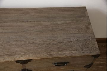 中古　国産　職人手造り　凝った金具が目を引く総桐箪笥ローチェスト(総桐たんす、ローボード、引き出し、和箪笥、衣装箪笥、収納箪笥、桐箪笥)(R-069756)