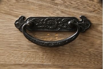 中古　国産　職人手造り　凝った金具が目を引く総桐箪笥ローチェスト(総桐たんす、ローボード、引き出し、和箪笥、衣装箪笥、収納箪笥、桐箪笥)(R-069757)
