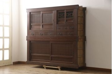 和製アンティーク　丸桟の引き戸が上品で凛とした美しさを醸し出す水屋箪笥(食器棚、戸棚、収納棚、キャビネット、重ね箪笥)(R-069762)
