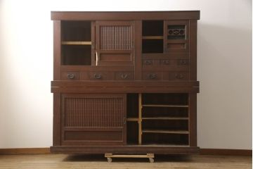 和製アンティーク　丸桟の引き戸が上品で凛とした美しさを醸し出す水屋箪笥(食器棚、戸棚、収納棚、キャビネット、重ね箪笥)(R-069762)