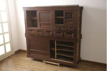 和製アンティーク　丸桟の引き戸が上品で凛とした美しさを醸し出す水屋箪笥(食器棚、戸棚、収納棚、キャビネット、重ね箪笥)(R-069762)