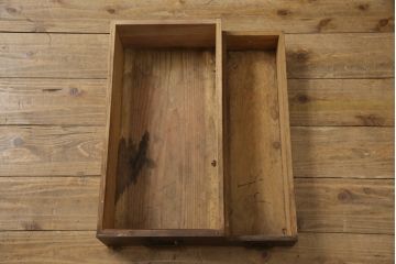 和製アンティーク　丸桟の引き戸が上品で凛とした美しさを醸し出す水屋箪笥(食器棚、戸棚、収納棚、キャビネット、重ね箪笥)(R-069762)