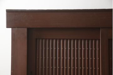 和製アンティーク　丸桟の引き戸が上品で凛とした美しさを醸し出す水屋箪笥(食器棚、戸棚、収納棚、キャビネット、重ね箪笥)(R-069762)