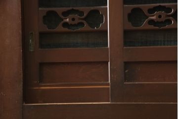 和製アンティーク　丸桟の引き戸が上品で凛とした美しさを醸し出す水屋箪笥(食器棚、戸棚、収納棚、キャビネット、重ね箪笥)(R-069762)