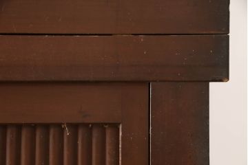 和製アンティーク　丸桟の引き戸が上品で凛とした美しさを醸し出す水屋箪笥(食器棚、戸棚、収納棚、キャビネット、重ね箪笥)(R-069762)