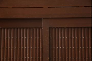 和製アンティーク　丸桟の引き戸が上品で凛とした美しさを醸し出す水屋箪笥(食器棚、戸棚、収納棚、キャビネット、重ね箪笥)(R-069762)