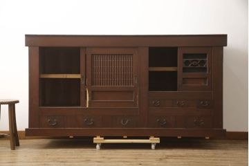 和製アンティーク　丸桟の引き戸が上品で凛とした美しさを醸し出す水屋箪笥サイドボード(食器棚、戸棚、収納棚、キャビネット)(R-069763)