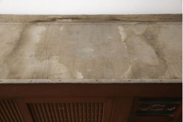 和製アンティーク　丸桟の引き戸が上品で凛とした美しさを醸し出す水屋箪笥サイドボード(食器棚、戸棚、収納棚、キャビネット)(R-069763)