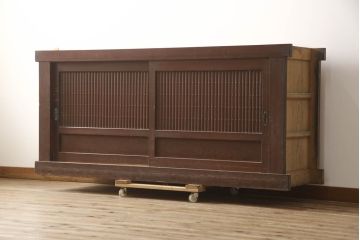 和製アンティーク　丸桟の引き戸が上品で凛とした美しさを醸し出す水屋箪笥サイドボード(食器棚、戸棚、収納棚、キャビネット)(R-069764)