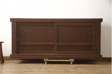 和製アンティーク　丸桟の引き戸が上品で凛とした美しさを醸し出す水屋箪笥サイドボード(食器棚、戸棚、収納棚、キャビネット)(R-069764)