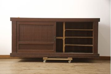 和製アンティーク　丸桟の引き戸が上品で凛とした美しさを醸し出す水屋箪笥サイドボード(食器棚、戸棚、収納棚、キャビネット)(R-069764)