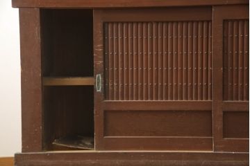 和製アンティーク　丸桟の引き戸が上品で凛とした美しさを醸し出す水屋箪笥サイドボード(食器棚、戸棚、収納棚、キャビネット)(R-069764)