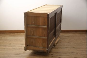 和製アンティーク　丸桟の引き戸が上品で凛とした美しさを醸し出す水屋箪笥サイドボード(食器棚、戸棚、収納棚、キャビネット)(R-069764)