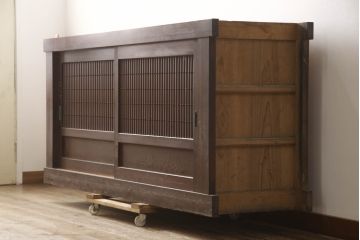 和製アンティーク　丸桟の引き戸が上品で凛とした美しさを醸し出す水屋箪笥サイドボード(食器棚、戸棚、収納棚、キャビネット)(R-069764)