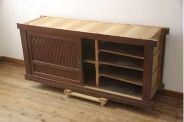 和製アンティーク　丸桟の引き戸が上品で凛とした美しさを醸し出す水屋箪笥サイドボード(食器棚、戸棚、収納棚、キャビネット)(R-069764)