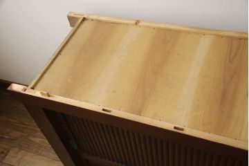 和製アンティーク　丸桟の引き戸が上品で凛とした美しさを醸し出す水屋箪笥サイドボード(食器棚、戸棚、収納棚、キャビネット)(R-069764)